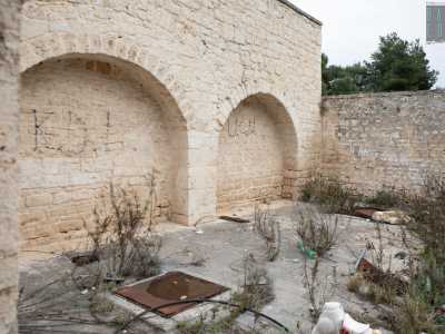 Un degrado che occulta le botole presenti sul pavimento, sotto il quale si nascondono gli antichi ossari in cui vennero raccolti i resti dei defunti, sepolti nella chiesa del San Salvatore